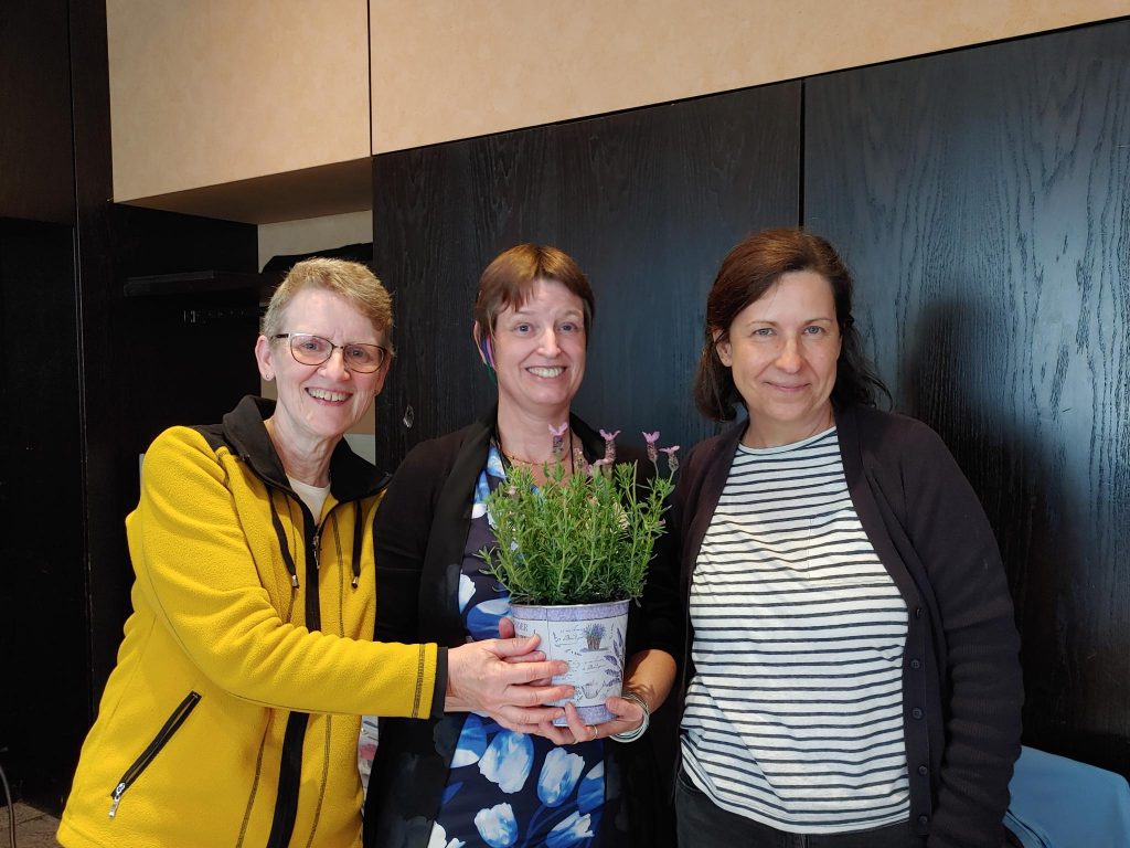 Gratulation und Blumenübergabe zum 10-jährigen Jubiläum des Feierabendtreffs DSB NK mit Martina Vogt, Ursula Soffner und Carmen Hick